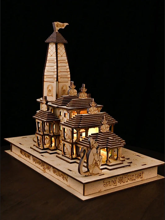 Miniatur-Holznachbildung von Shri Ram Mandir in Ayodhya, verziert mit Lichtern
