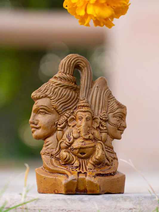 Kleine Terrakotta-Figur von Shiva Parvati und Ganesh