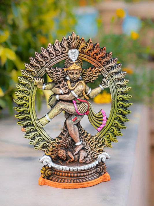 Handgefertigte, farbenfrohe Lord Nataraj-Statue aus Terrakotta