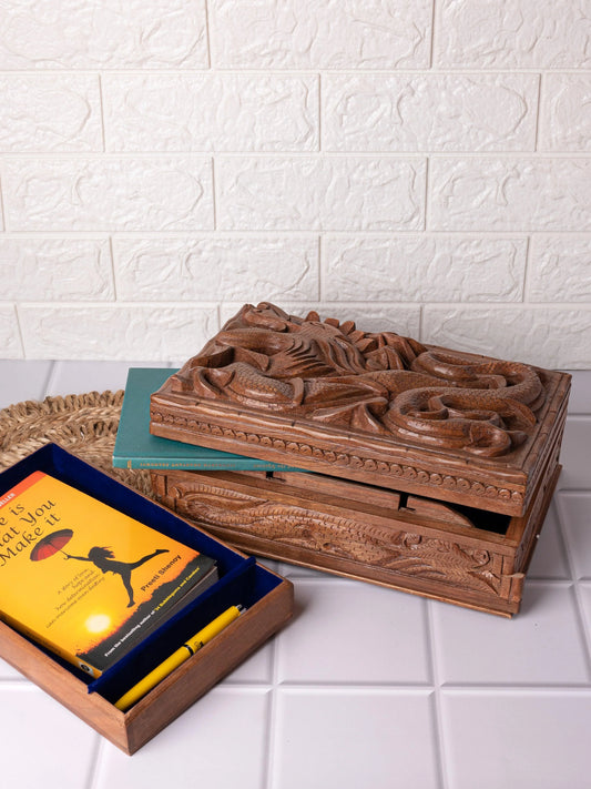 Aufbewahrungsbox mit geschnitztem Drachendesign aus Walnussholz