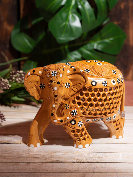 Aus Holz geschnitzte Elefantenfigur im Netzdesign von Kadam